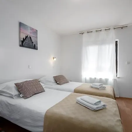 Casa Jakov * Roč