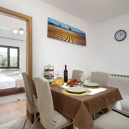 Casa Jakov * Roč