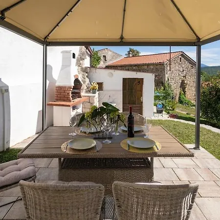 Casa Jakov * Roč
